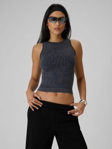 4F Top slim z prążkowanej dzianiny damski - czarny XS/S. Czarne topy 4f, s, bez wzorów, z dzianiny, vintage, bez kołnierzyka, bez ramiączek. Za 79,99 zł.