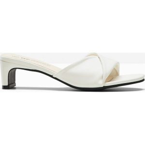 Klapki. Czarne klapki bonprix, bez wzorów, bez obcasa, na obcasie. Za 114,99 zł.