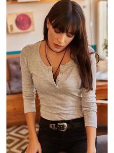 Olalook Koszulka w kolorze jasnoszarym rozmiar: M. Szare bluzki Olalook, m, bez wzorów, bez kołnierzyka, bez ramiączek. Za 74,63 zł.