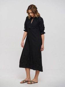 BLE Sukienka w kolorze czarnym rozmiar: onesize. Czarne sukienki BLE, z aplikacjami, z bawełny, bez kołnierzyka, bez ramiączek, maxi, rozkloszowane. Za 169,95 zł.