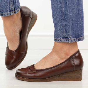 Brązowe skórzane czółenka damskie na koturnie Vinceza 18136. Brązowe czółenka VINCEZA, bez wzorów, z jeansu, z okrągłym noskiem, bez obcasa, na koturnie, bez zapięcia. Za 219,00 zł.