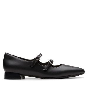 Półbuty Clarks. Czarne półbuty Clarks, bez wzorów, bez obcasa, na płaskiej podeszwie, bez zapięcia. Za 219,99 zł.