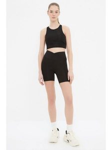 Trendyol Szorty sportowe w kolorze czarnym rozmiar: M. Czarne spodenki sportowe Trendyol, m, bez wzorów, z materiału, z podwyższonym stanem, outdoorowe. Za 81,95 zł.