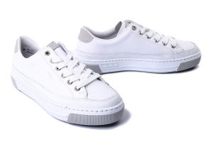 RIEKER L8847-40 white, półbuty damskie. Białe półbuty Rieker, bez wzorów, bez obcasa, bez zapięcia. Za 359,90 zł.