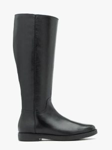 Czarne kozaki z szeroką cholewką. Czarne kozaki Ryłko, bez wzorów, ze skóry, z okrągłym noskiem, bez obcasa, na płaskiej podeszwie, bez zapięcia. Za 649,99 zł.