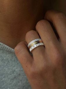 Les Petites Précieuses Pozłacany pierścionek z cyrkoniami rozmiar: 50. Żółte pierścionki Les Petites Précieuses, z cyrkonią, pozłacane. Za 217,99 zł.