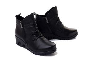 COMFORTABEL 960232-01 schwarz, botki damskie. Czarne botki Comfortabel, na zimę, bez wzorów, bez obcasa, na koturnie, bez zapięcia. Za 419,90 zł.