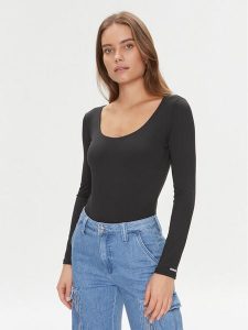 Guess Body Chia V3BP22 KC450 Czarny Slim Fit. Czarne body i gorsety Guess, z aplikacjami, z syntetyku. Za 159,99 zł.