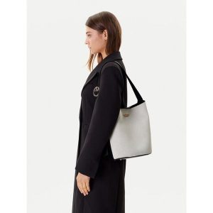Torebka Guess. Brązowe shopper bag Guess, z aplikacjami, bez dodatków. Za 634,99 zł.