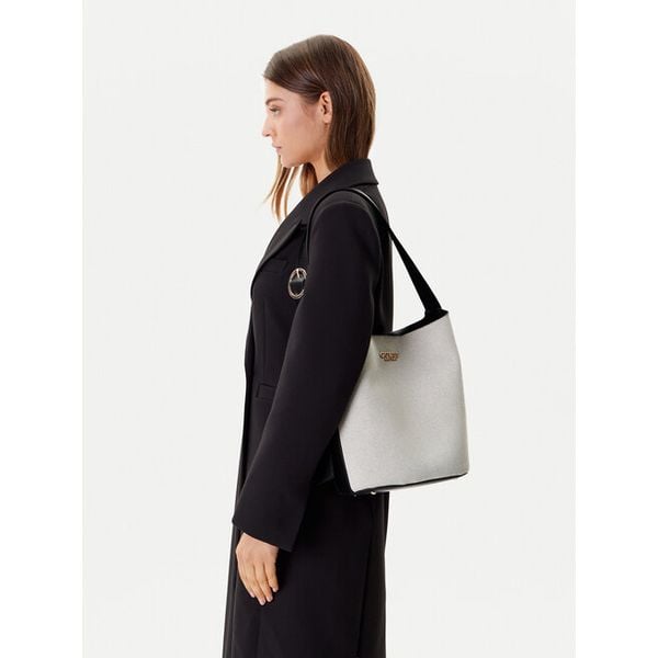 Torebka Guess. Brązowe shopper bag Guess, z aplikacjami, bez dodatków. Za 634,99 zł.