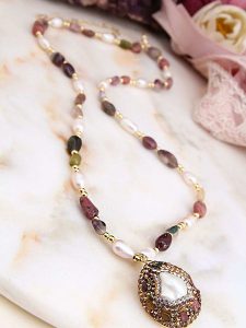 Pierres de Jade Pozłacany naszyjnik z elementami ozdobnymi - dł. 45 cm rozmiar: onesize. Białe naszyjniki Pierres de Jade, z ametystem, pozłacane. Za 130,99 zł.