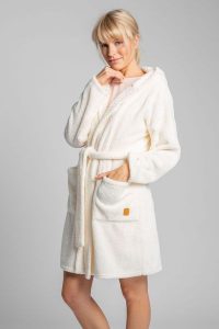 Puszysty pluszowy szlafroczek z kapturem ecru. Szlafroki Sukienki.shop, l, z aplikacjami, z kapturem. Za 129,00 zł.