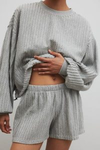 Spodenki z dzianiny strukturalnej w kolorze COOL GREY- SANDE-M/L. Szare szorty Marsala, bez wzorów, z bawełny. Za 199,90 zł.