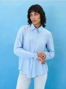 Wiskozowa koszula w kratę - błękitny. Niebieskie koszule Sinsay, l, bez wzorów, z wiskozy, bez kołnierzyka, bez ramiączek. Za 39,99 zł.