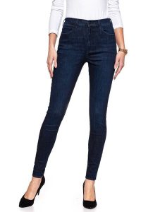 WRANGLER SUPER HIGH SKINNY TAINTED BLUE W27WSZ21H 112128196. Niebieskie rurki Wrangler, z jeansu. W wyprzedaży za 89,99 zł.