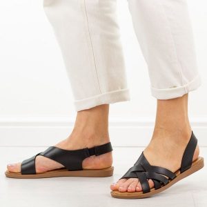 Czarne sandały damskie Potocki 30302. Czarne sandały POTOCKI, bez wzorów, z jeansu, bez obcasa, na płaskiej podeszwie, bez zapięcia. Za 129,00 zł.
