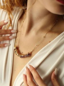 Pierres delicates Pozłacany naszyjnik z elementem ozdobnym - dł. 50 cm rozmiar: onesize. Różowe naszyjniki Pierres delicates, z ametystem, pozłacane. Za 39,99 zł.