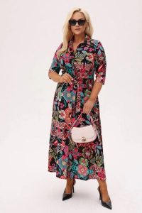 Czarna koszulowa sukienka Lola o długości MAXI w print orientalnych kwiatów PLUS SIZE XXL OVERSIZE JESIEŃ. Czarne sukienki Moda Size Plus Iwanek, do pracy, na jesień, plus size, bez wzorów, z materiału, biznesowe, bez kołnierzyka, plus size, bez ramiączek, maxi, dopasowane. Za 329,90 zł.
