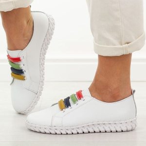 Białe skórzane półbuty damskie Vinceza 95376. Białe półbuty VINCEZA, na lato, bez wzorów, z jeansu, z okrągłym noskiem, bez obcasa, bez zapięcia. W wyprzedaży za 197,10 zł.