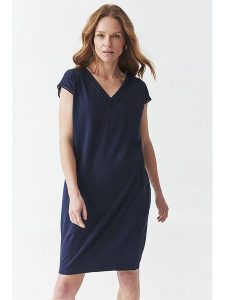 TATUUM Sukienka "Kokena" w kolorze granatowym rozmiar: L. Niebieskie sukienki Tatuum, l, bez wzorów, z koronki, bez kołnierzyka, bez ramiączek, midi. Za 148,96 zł.