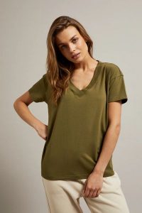 T-shirt z dekoltem w serek oliwkowy. Zielone t-shirty MOODO, s, bez wzorów, z bawełny, bez kołnierzyka, bez ramiączek. W wyprzedaży za 19,98 zł.