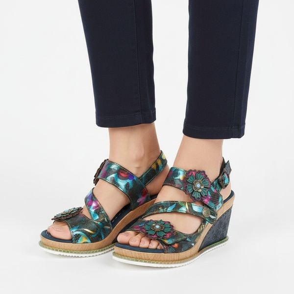 Sandały damskie Laura Vita, skórzana cholewka z dekoracyjnymi aplikacjami i paskami, regulowane zapięcie zapewniające dopasowanie oraz stabilny kotur. Niebieskie sandały LAURA VITA, z aplikacjami, z jeansu, bez obcasa, na koturnie, bez zapięcia. Za 305,90 zł.