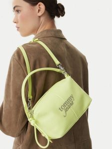 Tommy Jeans Torebka Metal Logo Crossbody Camera Bag AW0AW18470 Zielony. Zielone torebki klasyczne Tommy Jeans, bez wzorów, z jeansu, bez dodatków. Za 449,99 zł.