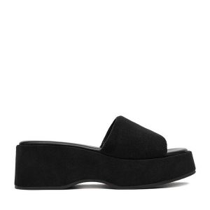 Klapki DeeZee. Czarne klapki DeeZee, bez wzorów, bez obcasa. Za 139,99 zł.