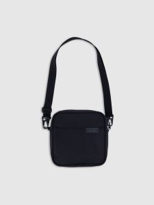 4F Saszetka crossbody uniseks - czarna Uniwersalny. Czarne nerki i saszetki 4f, bez wzorów, z syntetyku. W wyprzedaży za 49,99 zł.