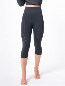 Anaissa Legginsy funkcyjne w kolorze czarnym rozmiar: S/M. Czarne legginsy Anaissa, m, bez wzorów, z materiału, outdoorowe. Za 100,52 zł.