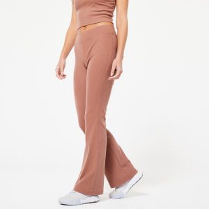 Legginsy fitness damskie prążkowane bootcut. Brązowe legginsy DOMYOS, bez wzorów, z elastanu. Za 89,99 zł.
