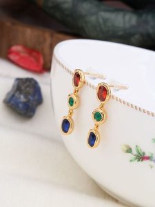 Pierres de Jade Pozłacane kolczyki-wkrętki z cyrkoniami rozmiar: onesize. Czerwone kolczyki Pierres de Jade, z cyrkonią, pozłacane. Za 43,99 zł.