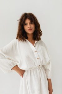 Sukienka typu kimono z muślinu w kolorze ecru - SAVANNAH ECRU-S/M. Brązowe sukienki Marsala, na co dzień, na lato, m, bez wzorów, z bawełny, bez kołnierzyka, bez ramiączek, dopasowane. Za 279,90 zł.