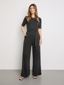 Gerry Weber Kombinezon w kolorze czarnym rozmiar: 36. Czarne kombinezony Gerry Weber, bez wzorów, z tkaniny, bez kołnierzyka, bez ramiączek. Za 158,47 zł.