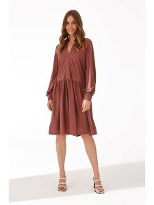 TATUUM Sukienka w kolorze brązowym rozmiar: XL. Brązowe sukienki Tatuum, xl, bez wzorów, bez kołnierzyka, bez ramiączek, midi. Za 105,63 zł.