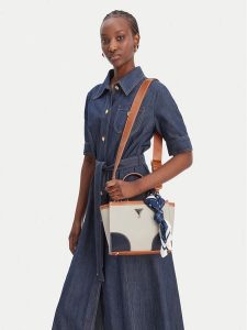 Guess Torebka J6RZ09 WJ930 Beżowy. Brązowe kuferki Guess, z aplikacjami, ze skóry, bez dodatków. Za 337,99 zł.