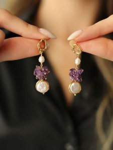 Pierres delicates Pozłacane kolczyki-wkrętki z perłami i ametystami rozmiar: onesize. Białe kolczyki Pierres delicates, z ametystem, pozłacane. Za 65,99 zł.