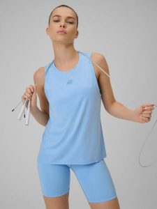 4F Top treningowy loose szybkoschnący damski - niebieski S. Niebieskie topy 4f, s, bez wzorów, ze skóry, bez kołnierzyka, bez ramiączek. Za 79,99 zł.