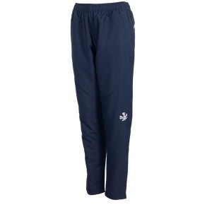 Unisex torba sportowa Reece Varsity Woven z materiału ekologicznego. Niebieskie spodnie dresowe REECE, bez wzorów, z dresówki. Za 199,99 zł.