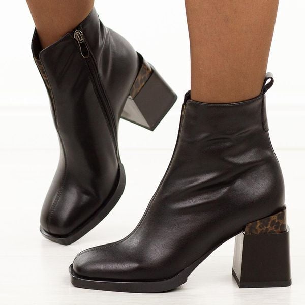 Czarne skórzane botki damskie na słupku Filippo Dbt7353/25. Czarne botki Filippo, na jesień, bez wzorów, z jeansu, bez obcasa, na obcasie, bez zapięcia. Za 379,00 zł.