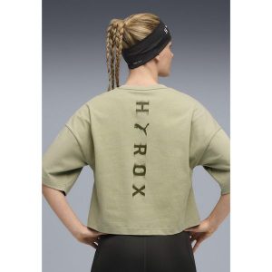 Damska skrócona koszulka PUMA x HYROX Lifestyle PUMA Lux Army Green. Zielone bluzki Puma, bez wzorów, sportowe, bez kołnierzyka, bez ramiączek. Za 179,00 zł.