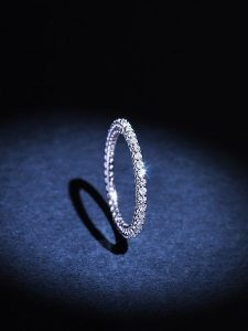 DIAMANTA Złoty pierścionek "Tour complet Forever" z diamentami rozmiar: 49. Szare pierścionki DIAMANTA, z diamentem, złote. Za 3 581,43 zł.