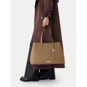 Torebka KARL LAGERFELD. Brązowe torebki klasyczne KARL LAGERFELD, bez wzorów, bez dodatków. Za 646,99 zł.
