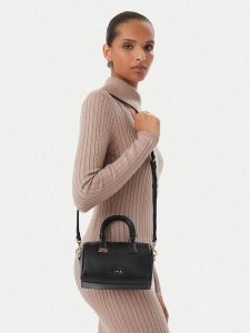 Furla Torebka A Olivia Mini Boston WE00933 A.0023 O6000 Czarny. Czarne kuferki Furla, bez wzorów, ze skóry, bez dodatków. Za 1 299,00 zł.