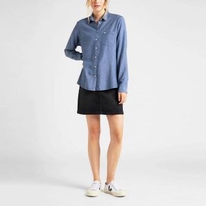 LEE ONE POCKET SHIRT DAMSKA KOSZULA ROZPINANA LAVENDER DUSK L45THQOA 112110540. Niebieskie koszule Lee, l, bez wzorów, bez kołnierzyka, bez ramiączek. Za 129,99 zł.