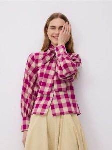 Koszula z ozdobnym wiązaniem - wielobarwny. Koszule Reserved, l, bez wzorów, z bawełny, bez kołnierzyka, bez ramiączek. W wyprzedaży za 119,99 zł.