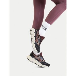 Buty do biegania Reebok. Czarne buty sportowe Reebok, bez wzorów, bez zapięcia, do biegania. Za 489,99 zł.