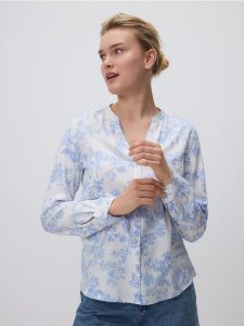 Wiskozowa koszula z kieszenią - wielobarwny. Koszule Reserved, l, bez wzorów, z wiskozy, bez kołnierzyka, bez ramiączek. W wyprzedaży za 39,99 zł.