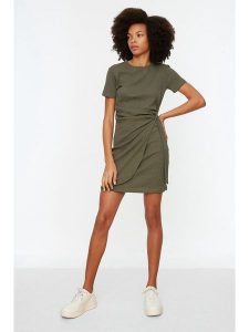Trendyol Sukienka w kolorze khaki rozmiar: L. Brązowe sukienki Trendyol, l, bez wzorów, prążkowane, bez kołnierzyka, bez ramiączek, mini. Za 65,69 zł.