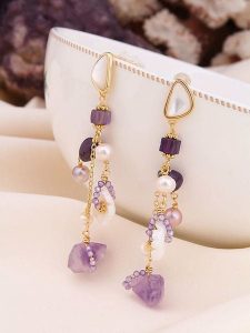 Pierres de Jade Pozłacane kolczyki-wkrętki z perłami i ametystami rozmiar: onesize. Białe kolczyki Pierres de Jade, z ametystem, pozłacane. Za 43,99 zł.